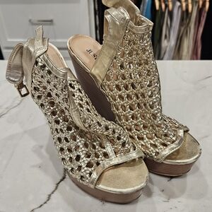 JustFab Metallic Gold Wedge Sandals 8M